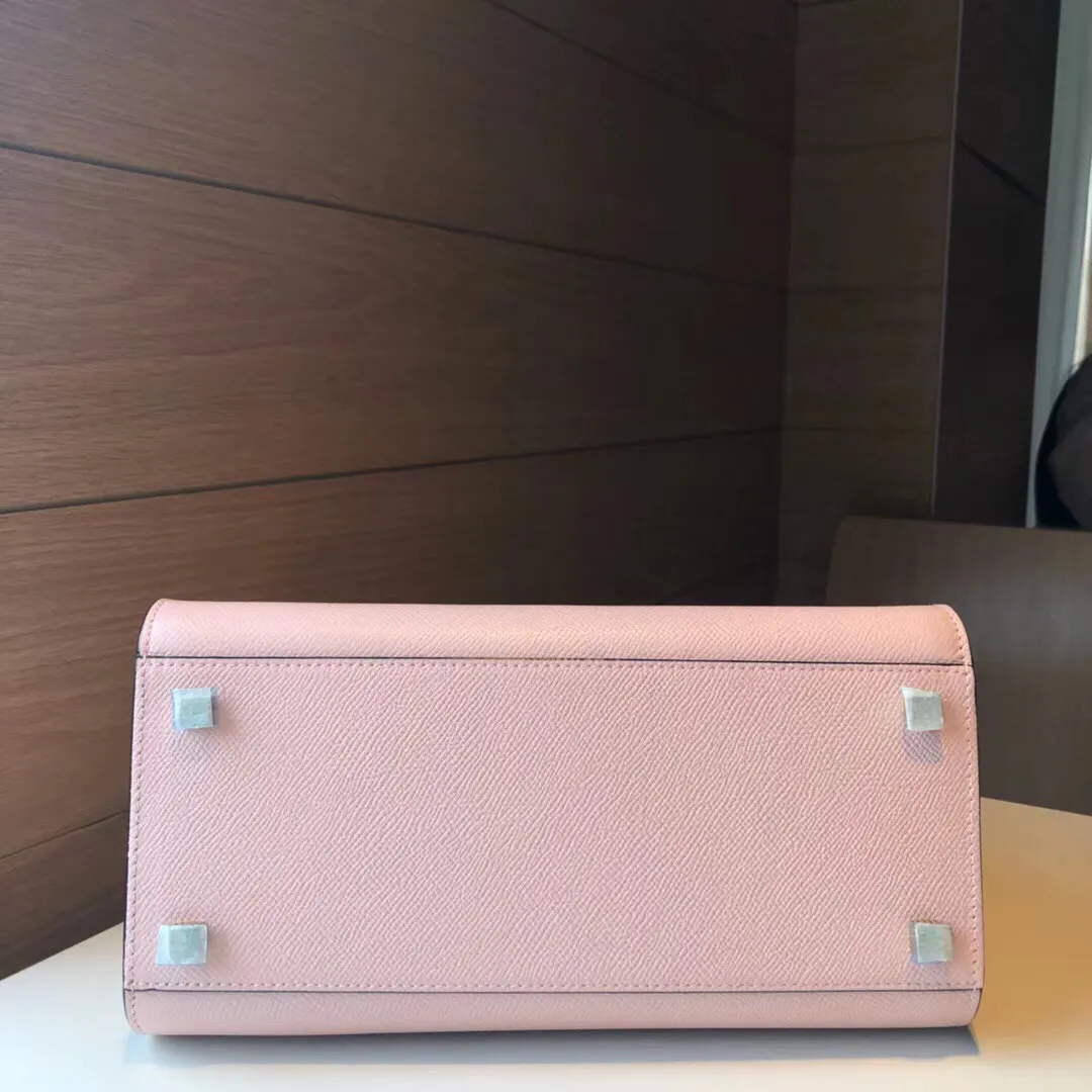 In stock👉Original medium size cherry blossom pink👉Valextra Valextra Iside, known as Italian Hermès, is one of Valextra's most representative designs. There is no obvious logo, but the simple collective line design is very recognizable, full of architectural art, and shows a capable and intellectual style. It is made of imported palm-print lining cowhide, with up to five stitches of handwork, and the shiny oil edges test the skill of the craftsman. Medium size: 26cm